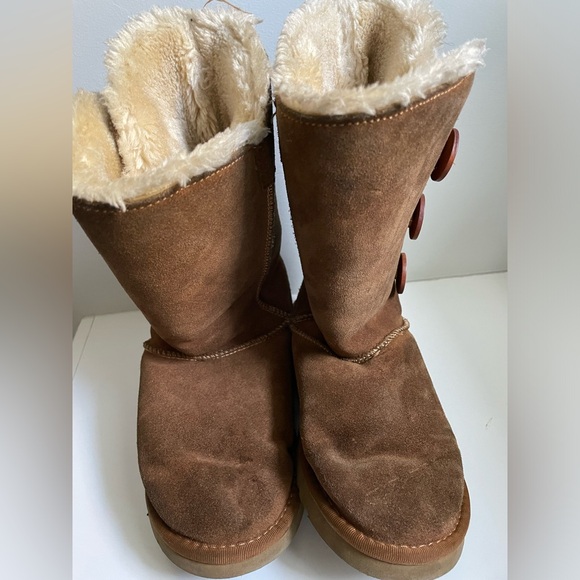 UGG Bailey Three Button Shearling Lined Boots Chestnut, Size 6W. - Picture 4 of 6